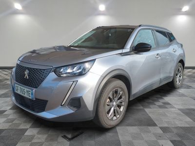 la voiture argentée est garée sur le sol à carreaux d'une pièce