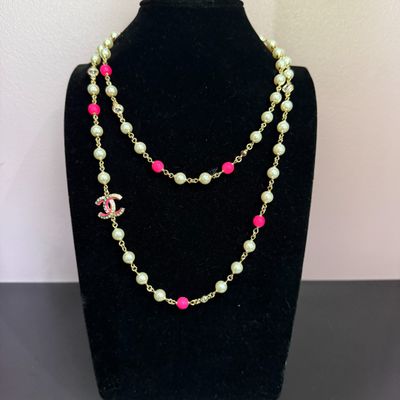 Sautoir CHANEL chaine doré, perles blanche et fuchsia strass…