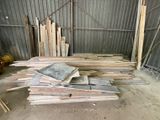 de nombreuses pièces de bois empilées dans un entrepôt