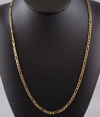 un collier à chaîne en or sur un mannequin mannequin mannequin mannequin mannequin mannequin mannequin mannequin mannequin mannequin