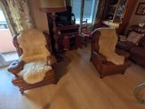 un salon équipé d'un canapé, d'un fauteuil et d'une télévision
