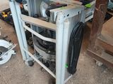 un chariot métallique chargé d'outils dans un garage