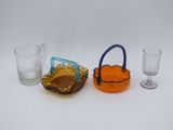 deux verres et une théière posés sur une table blanche