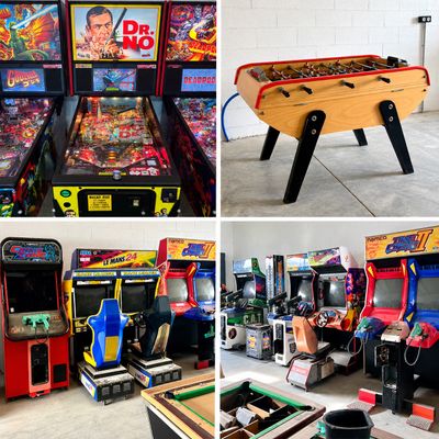 Il y a de nombreux types de machines d'arcade dans cette salle