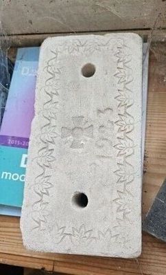 un parpaing percé d'un trou, posé sur une table