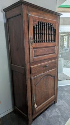 un grand meuble en bois dans le coin d'une pièce