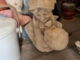 un ours en peluche assis par terre à côté d'autres objets