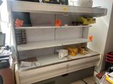 de nombreuses étagères remplies d'articles dans un magasin