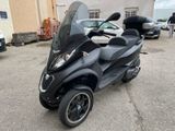 un scooter garé dans un parking