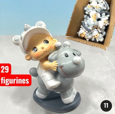 une petite figurine représentant un bébé chevauchant une peluche