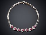 un collier de rubis et de diamants sur fond noir