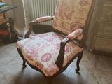 a chair that is sitting in the corner of a room