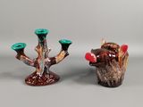 deux vases posés l'un à côté de l'autre sur une table