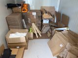 une pièce où il y a de nombreuses boîtes, empilées par terre