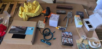 une table sur laquelle se trouvent plusieurs objets