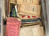 un bac en plastique rempli d'une multitude de vieux livres
