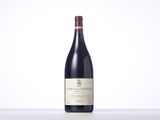 une bouteille de vin rouge posée sur une table
