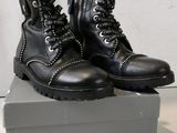une paire de bottes noires posées sur une boîte