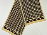 un chemin de table noir et doré orné d'un motif