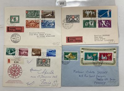 Deux enveloppes portant des timbres différents sont posées sur une table.