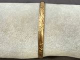 un gros plan sur une serviette de table sur laquelle repose une bague en or