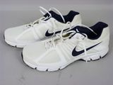 des chaussures de course blanches et bleues à lacets sur un fond gris