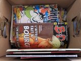 une boîte en carton remplie de bandes dessinées et de livres