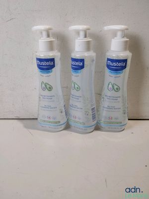 trois flacons de gel hydroalcoolique posés sur un plan de travail