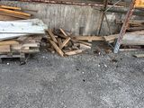 un tas de bois posé par terre à côté d'un bâtiment
