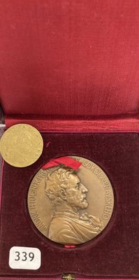 un gros plan sur une médaille d'or dans un écrin rouge