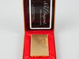 une photo d'une petite montre plaquée or dans un coffret rouge