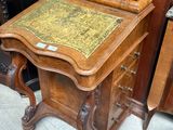 une petite table en bois surmontée d'un tiroir