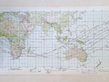 une image représentant une carte du monde accrochée au mur