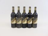 six bouteilles de vin sont alignées sur une surface blanche