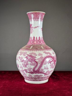 Vase chinois en porcelaine rose et blanche orné d'un motif de dragon