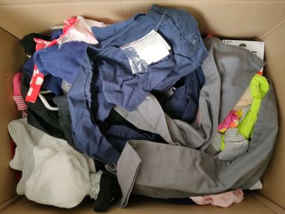 Lot d'environ 15 kg de vêtements de diverses tailles et marq…