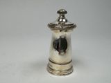 une poivrière ancienne plaquée argent sur fond blanc