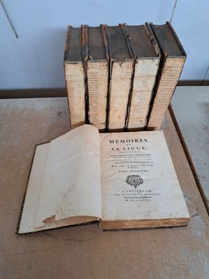 plusieurs vieux livres sont empilés sur une table