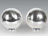 paire de salières et poivrières en forme de boules en acier poli