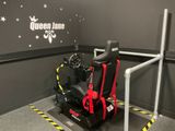 un simulateur de course noir et rouge dans un coin de la pièce