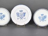 six assiettes bleues et blanches sont alignées en rang