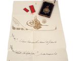 un bout de papier sur lequel il y a quelque chose d'écrit et une boîte contenant une médaille