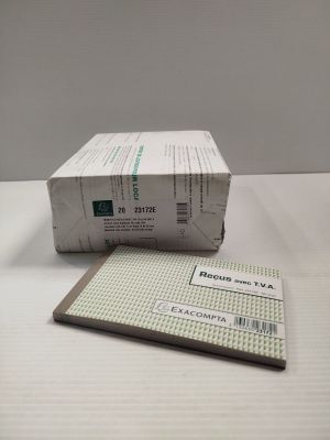 une boîte de papiers posée sur une table à côté d'une autre boîte de papiers
