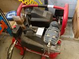 une image d'un petit compresseur d'air dans un garage