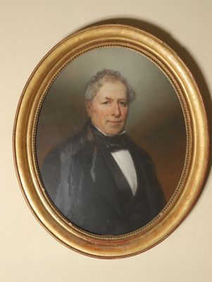 portrait d'un homme vêtu d'un manteau noir et d'un nœud papillon, dans un cadre doré