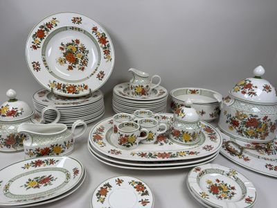 beaucoup d'assiettes, de tasses et de soucoupes sur la table