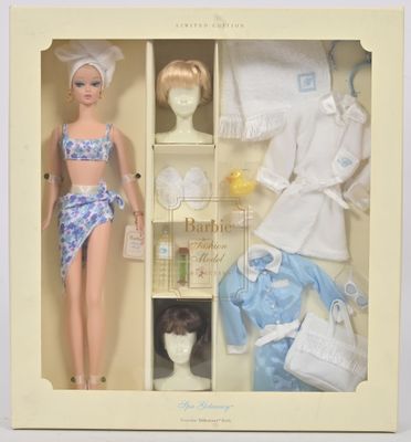 une poupée Barbie dans une vitrine, avec des vêtements et des accessoires