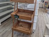 une étagère en bois au milieu d'un magasin
