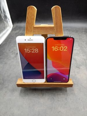 deux iPhones posés sur un support en bois