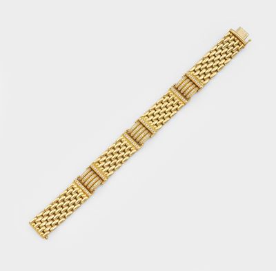 un bracelet en or jaune muni d'un maillon et d'un fermoir